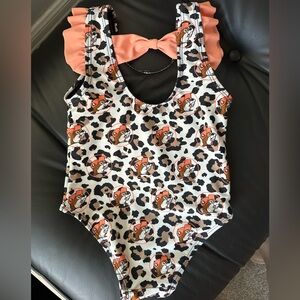 Buc-ee’s Girls Leopard Print One Piece Swimsuit Bow Back Ruffle Straps Size 2T
